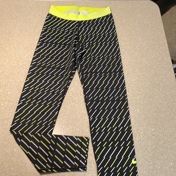 Nike Pro Women’s Leggings size md - Picture 2 of 5